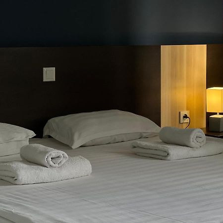 בישקק Tourasia Hotel מראה חיצוני תמונה