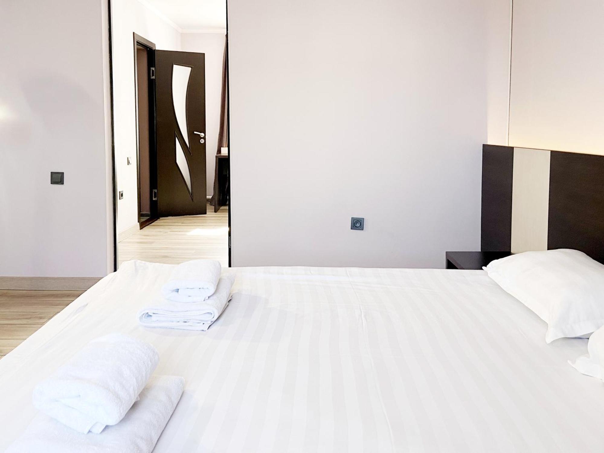 בישקק Tourasia Hotel מראה חיצוני תמונה