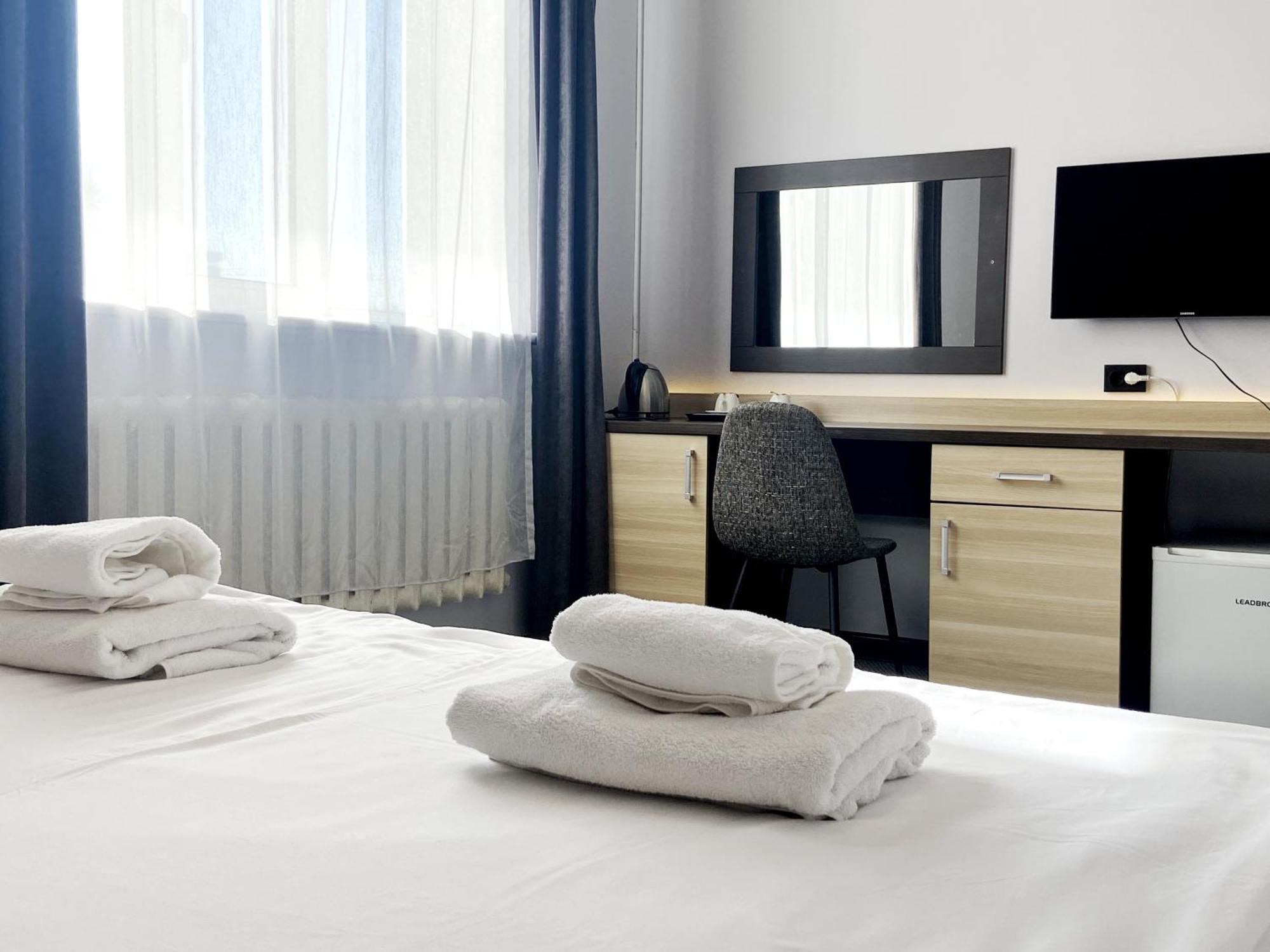 בישקק Tourasia Hotel מראה חיצוני תמונה