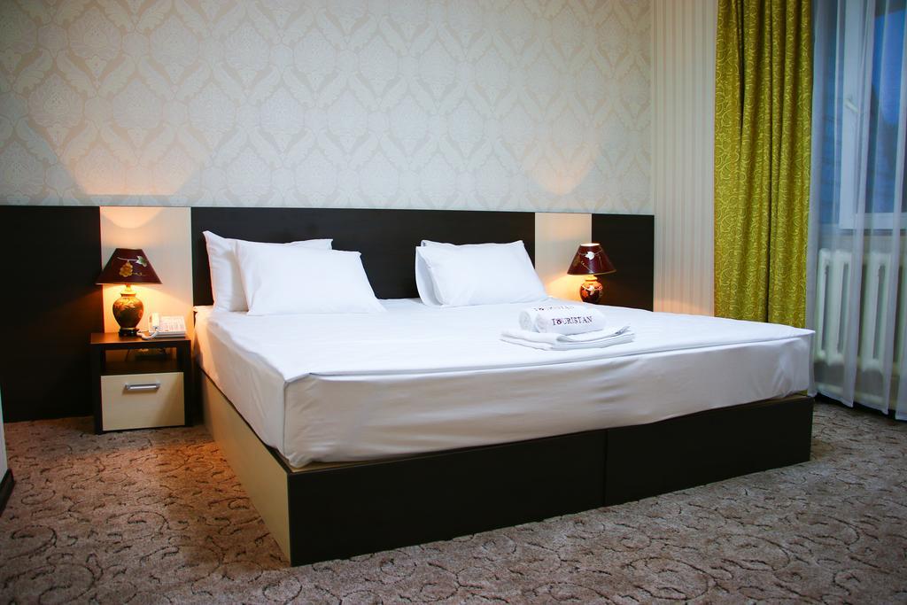 בישקק Tourasia Hotel מראה חיצוני תמונה