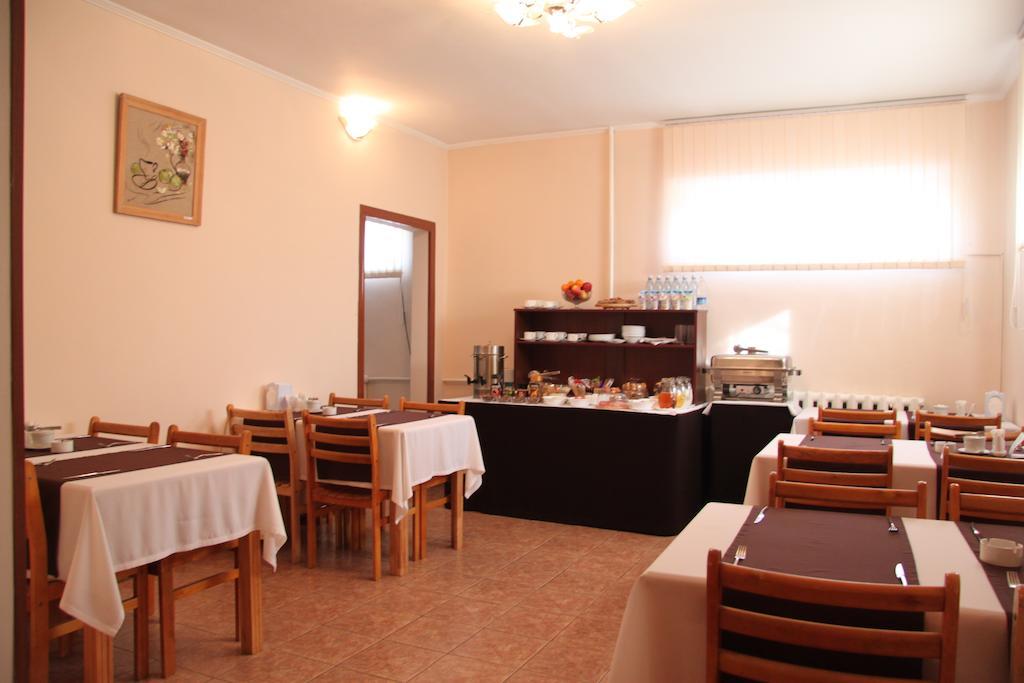 בישקק Tourasia Hotel מראה חיצוני תמונה
