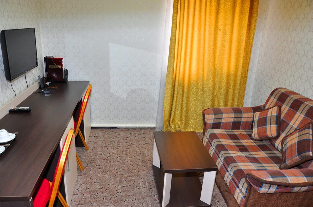 בישקק Tourasia Hotel מראה חיצוני תמונה