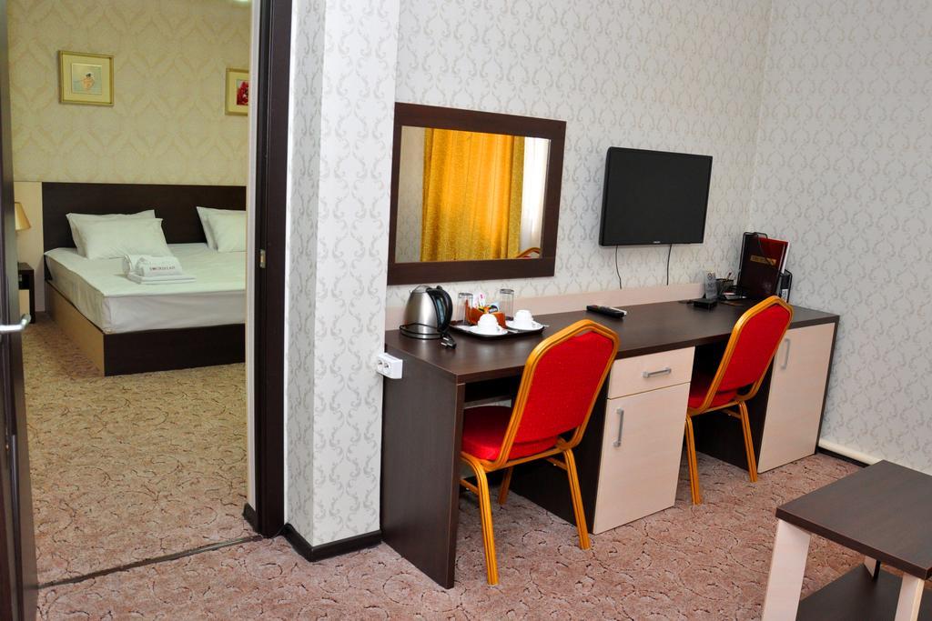 בישקק Tourasia Hotel מראה חיצוני תמונה