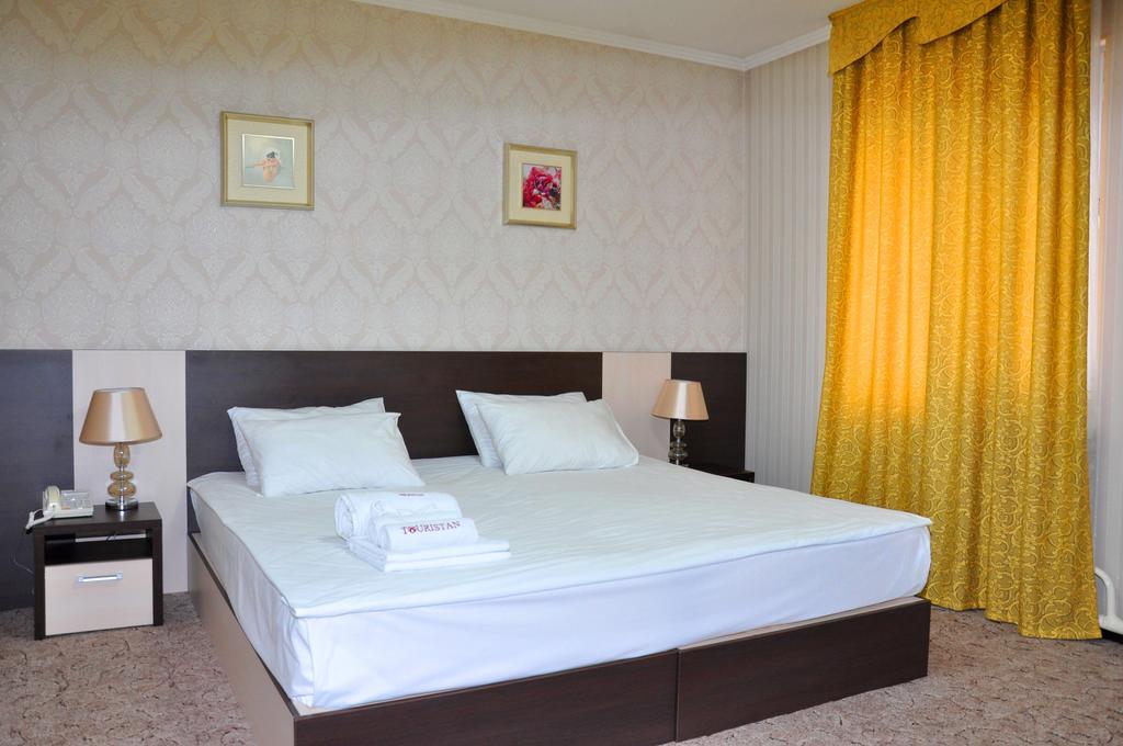 בישקק Tourasia Hotel מראה חיצוני תמונה