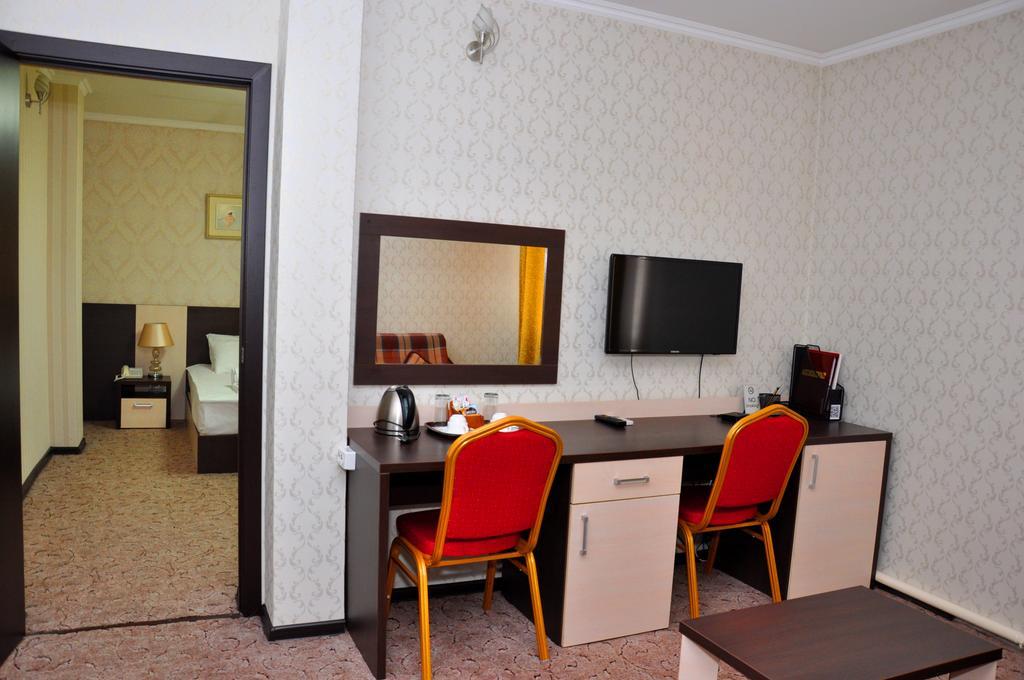 בישקק Tourasia Hotel מראה חיצוני תמונה