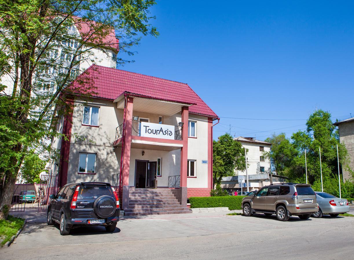 בישקק Tourasia Hotel מראה חיצוני תמונה